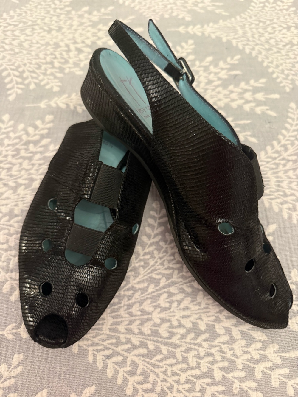 Thierry Rabotin Black Textured peep-toe Slip-On Wedge shoes Sz 40.5